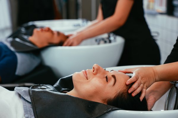 Coiffeur bio : l'art de sublimer vos cheveux naturellement