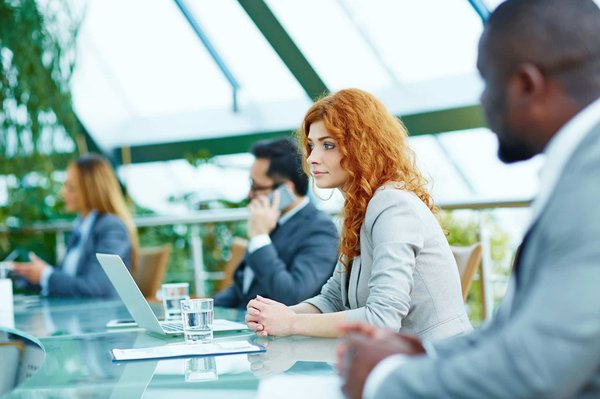 Comment organiser une conférence sur les innovations en matière de recyclage des plastiques?